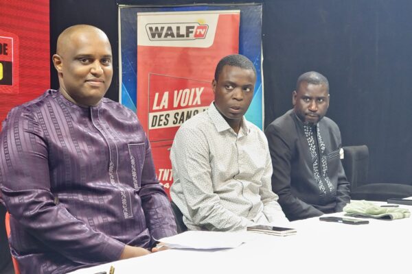 Après une période de tension suite à la coupure de son signal, la chaîne de télévision sénégalaise Walf TV a vu son signal rétabli par les autorités du pays vers 20 heures ce dimanche 11 février. Cette coupure avait été mise en place dans le contexte de manifestations déclenchées par l’annonce du président Macky Sall concernant le report de l’élection présidentielle. Le ministre de la Communication avait précisé que la licence de diffusion de Walf TV sur la TNT avait été retirée de manière définitive, accusant la chaîne de non-respect des règles établies. Face à cette bonne nouvelle, le groupe Walfadri a publié un message remerciant les citoyens sénégalais pour leur soutien. Le message exprimait une vive gratitude : “le signal de Walf tv rétabli ce dimanche à 20h. Merci à tous pour le soutien. Walf vivra, Walf vaincra.” À l’heure actuelle, les autorités sénégalaises n’ont pas officiellement communiqué sur les raisons précises du rétablissement du signal de Walf TV ni sur un éventuel revirement de leur décision initiale. Ce silence laisse ouverte la question de savoir si la décision de coupure a été annulée ou si d’autres facteurs, tels que la pression médiatique et religieuse ayant pesé sur le gouvernement, ont influencé cette résolution.