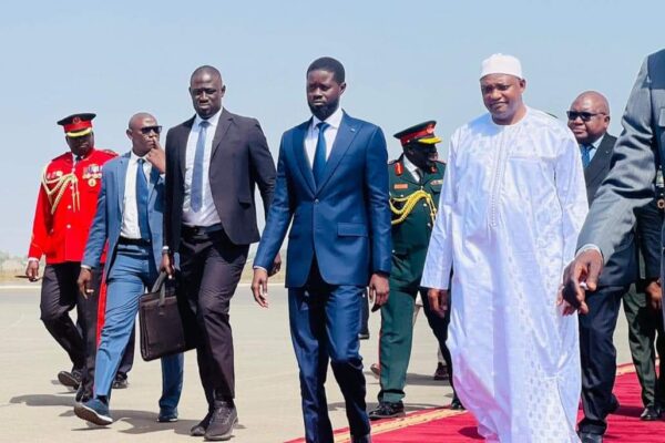 Gambie : Arrivée du Président Diomaye Faye, accueilli par Adama Barrow