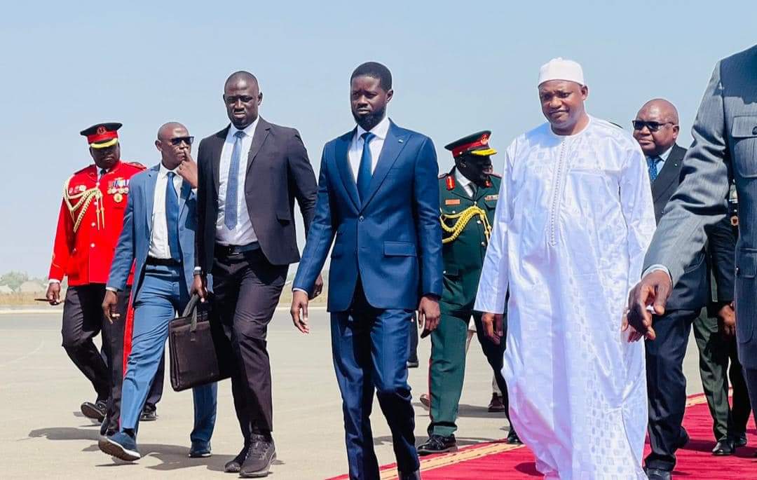 Gambie : Arrivée du Président Diomaye Faye, accueilli par Adama Barrow