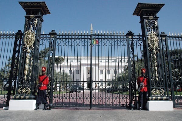 Tentative de Suicide par Immolation d'un Militaire Invalide devant le Palais.