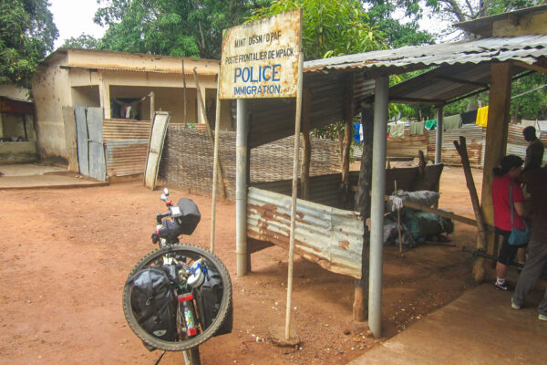 Le président bissau-guinéen, Umaro Sissoco Embalo, a ordonné mercredi la fermeture d’une partie de la frontière avec le Sénégal en réponse à des affrontements entre les deux communautés musulmanes à Médina Gounass. Cette localité située dans la région de Kolda a été le théâtre de violents heurts entre les fidèles du khalife local, Thierno Amadou Tidiane Ba, connus sous le nom de "Futankés", et ceux du marabout Thierno Mounirou Baldé, appelés les "Gabunkés", le jour de la Tabaski.