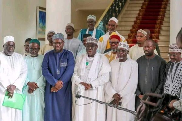 À la veille de la Tabaski, le Chef de l'État a reçu les imams et oulémas du Sénégal. Les religieux ont apprécié la qualité des échanges avec le Président Bassirou Diomaye Faye. La Ligue des imams, l'Association des oulémas et le Rassemblement islamique s'engagent à travailler avec le Chef de l'État pour la paix et la concorde.