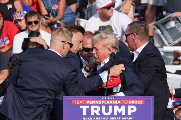 Trump évacué d'un meeting de campagne avec du sang sur l'oreille, des détonations entendues