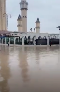 Inondations à Touba : la grande mosquée envahit par les eaux de pluie (Video)